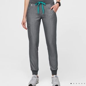 Figs Core Collection - Zamora Petite Jogger Scrub Pants in Graphite (SP)